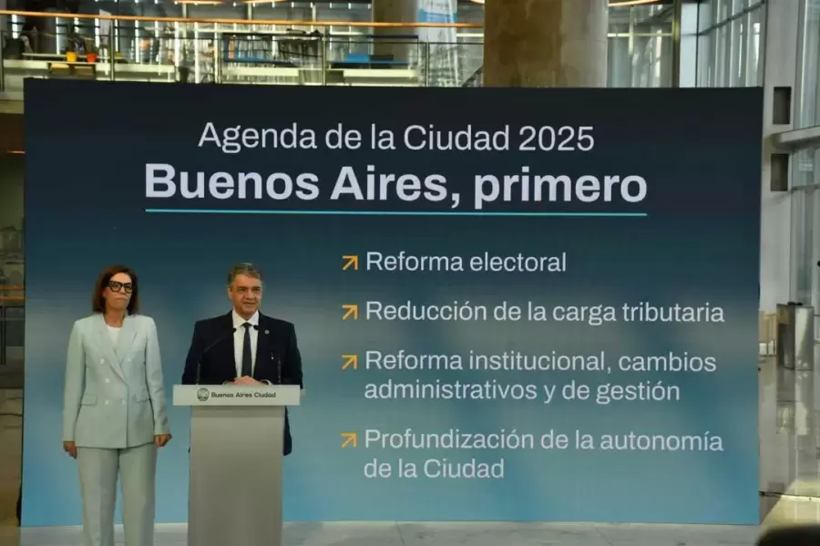 El jefe de gobierno porteño durante el anuncio, juntoa Laura Alonso, su nueva vocera. (Foto: Agencia Noticias Argentinas)