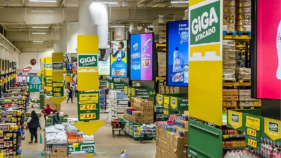 Cada vez son más los argentinos que consultan los precios online de los productos en los supermercados brasileños.