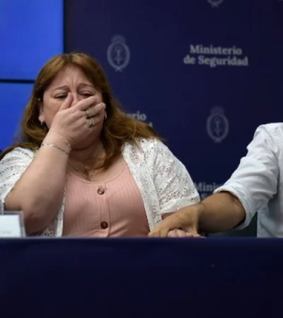 Muy movilizada emocionalmente, la madre del gendarme pidió por su liberación y regreso a salvo.