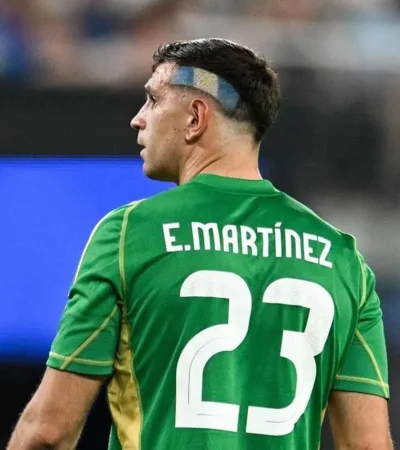 Emiliano Martínez fue elegido en el equipo ideal del año 2024./