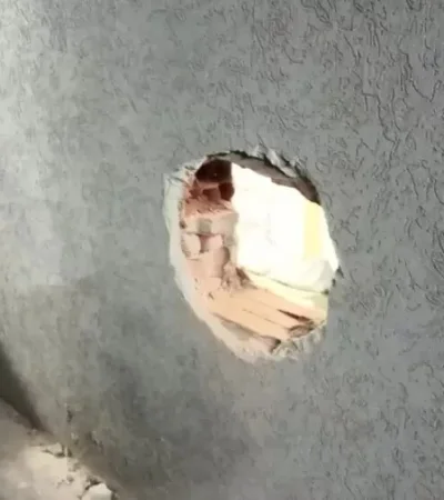 Boquete por el que escaparon los detenidos