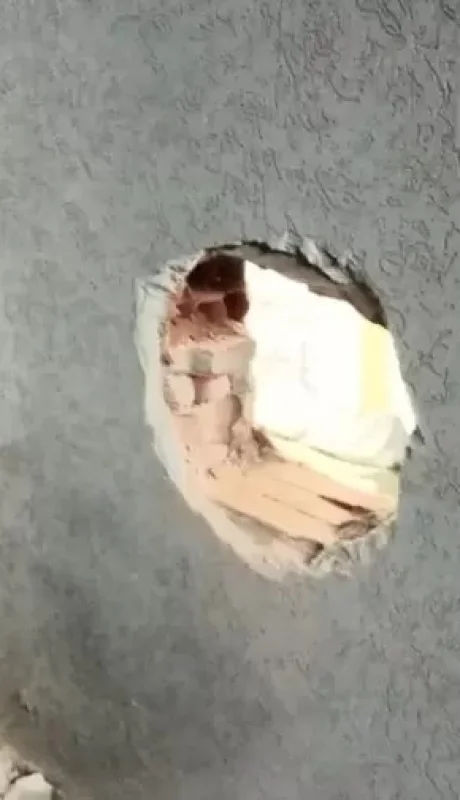 Boquete por el que escaparon los detenidos