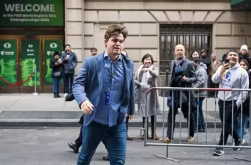 ¡El ajedrecista Magus Carlsen cancelado por usar jeans!