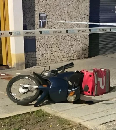 La moto del repartidor.