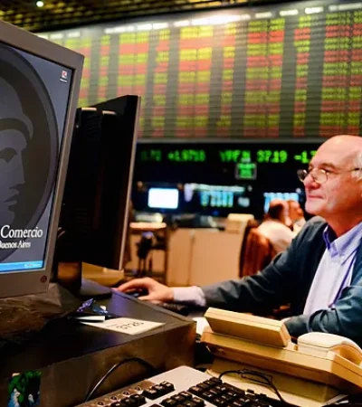 La bolsa opera con bajas de acciones de hasta 4%.