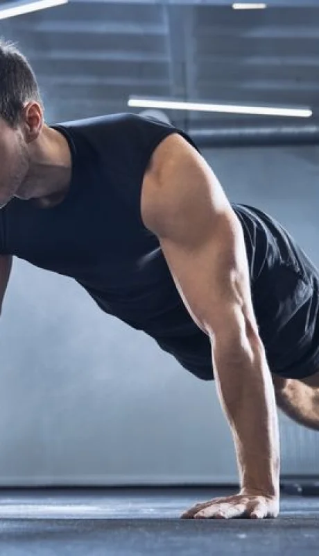 La edad aconsejable para realizar flexiones es hasta los 65 años. Luego de ese límite, conviene consultar con el médico de cabecera.