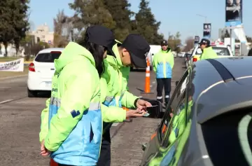 Esto es lo que necesitás para conducir un auto ajeno durante las vacaciones