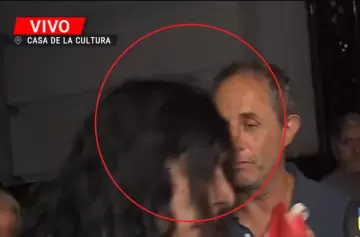 ¿Quién es el "personaje" qué apareció en el velorio de Lanata y causó revuelo?