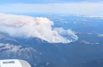 Desde las alturas: impactantes imágenes del incendio en el Parque Nahuel Huapi