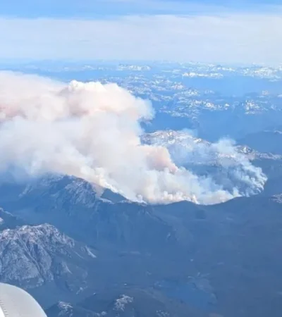El incendio en el Parque Nacional Nahuel Huapi desde el aire.