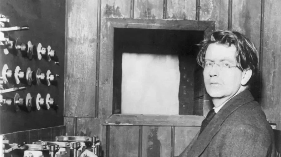 John Baird, junto al prototipo de un televisor.