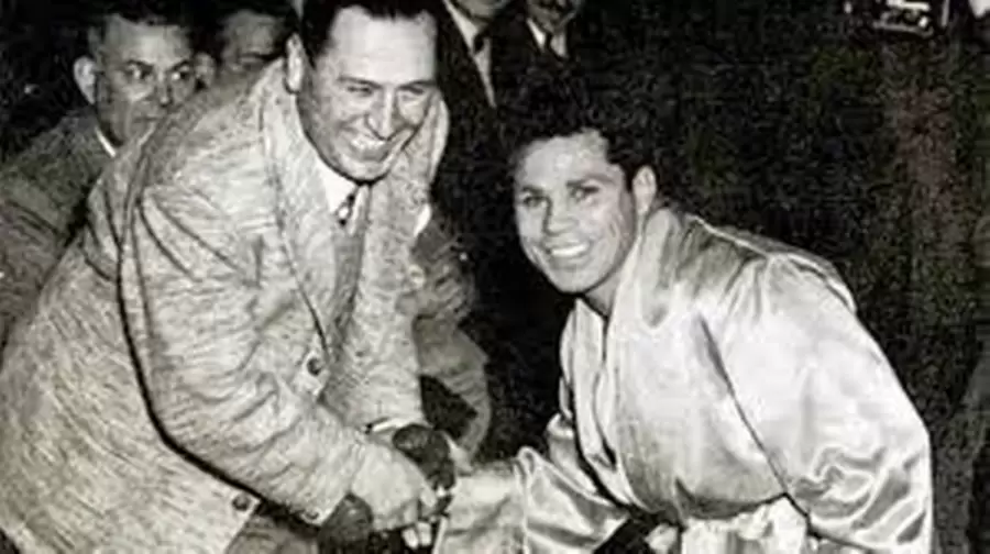 José María Gatica estrechando la mano del general Juan Domingo Perón.