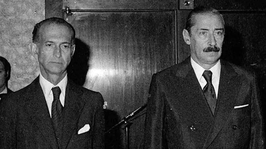 José Alfredo Martínez de Hoz junto a Jorge Rafael Videla, ambos nacidos en 1925.