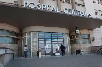 Mendoza recaudó $70 millones por cobrar la salud a extranjeros: cuánto cuesta una consulta y el rescate más caro