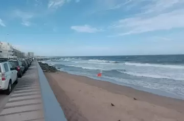 Uruguay: buscan a un joven argentino que se metió al mar para ayudar a una mujer