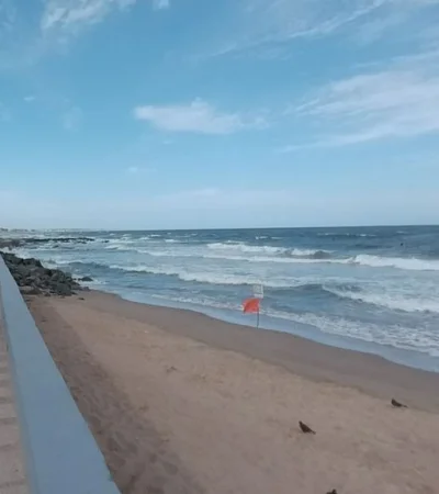 La Playa El Emir es conocida por su oleaje fuerte y rocas peligrosas