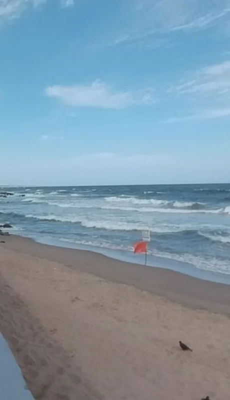 La Playa El Emir es conocida por su oleaje fuerte y rocas peligrosas