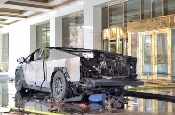 Un muerto y varios heridos tras explotar una camioneta Tesla en un hotel de Trump