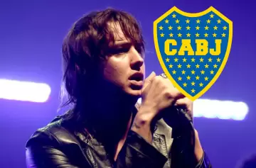 El líder de The Strokes jugó un "picado" con la camiseta de Boca en Nueva York