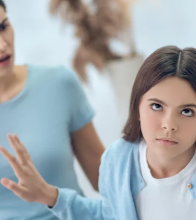 La relación entre padres e hijos debería estar lejos de lo que se considera una amistad. De otro modo, los adolescentes podrían correr riesgos.