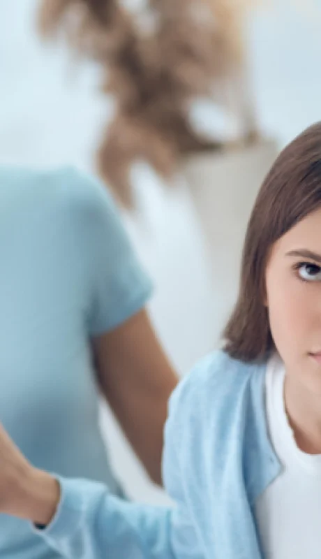 La relación entre padres e hijos debería estar lejos de lo que se considera una amistad. De otro modo, los adolescentes podrían correr riesgos.