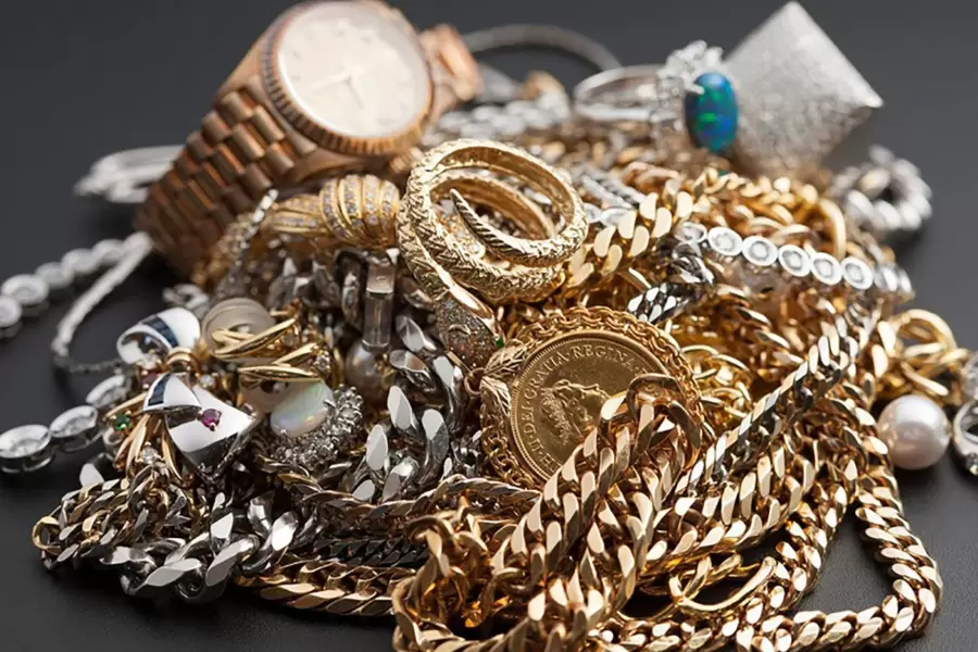 Realzan, dan un toque de sofisticación... pero el oro y la plata, si están limpios, mucho mejor.