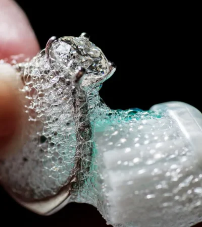 Los diamantes pueden durar para siempre. Pero el oro y la plata necesitan también sus cuidados.