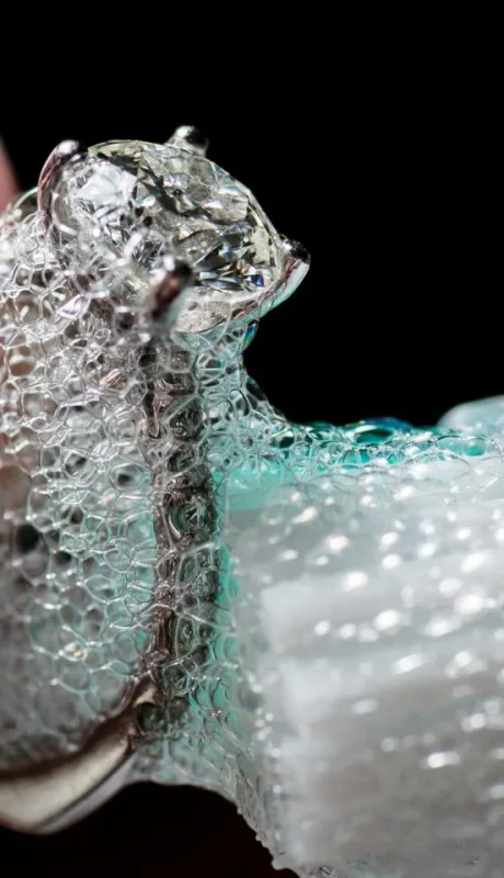 Los diamantes pueden durar para siempre. Pero el oro y la plata necesitan también sus cuidados.