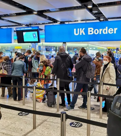 Control de ingreso al Reino Unido en un aeropuerto