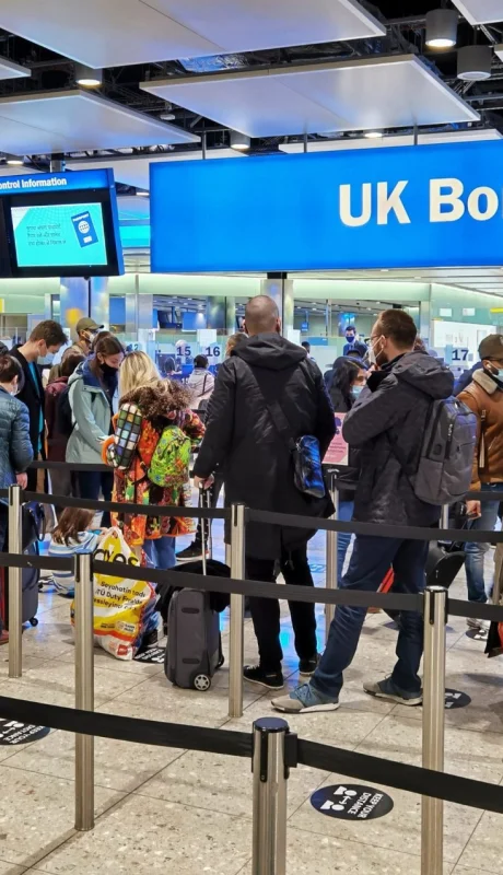 Control de ingreso al Reino Unido en un aeropuerto