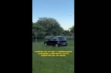 Grupo de amigos quiso "meter un gol" con el auto y terminaron mal