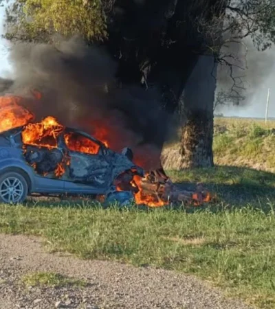 El auto calcinado tras el violento choque.