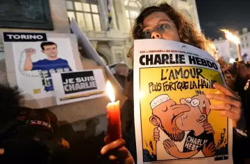 Charlie Hebdo conmemora el atentado en su contra con caricaturizaciones de Dios