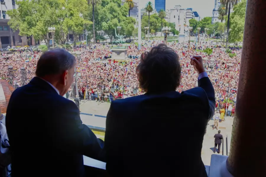 Ambos líderes saludan a miles de venezolanos apostados en Plaza de Mayo. (Foto: Prensa Presidencia de la Nación)