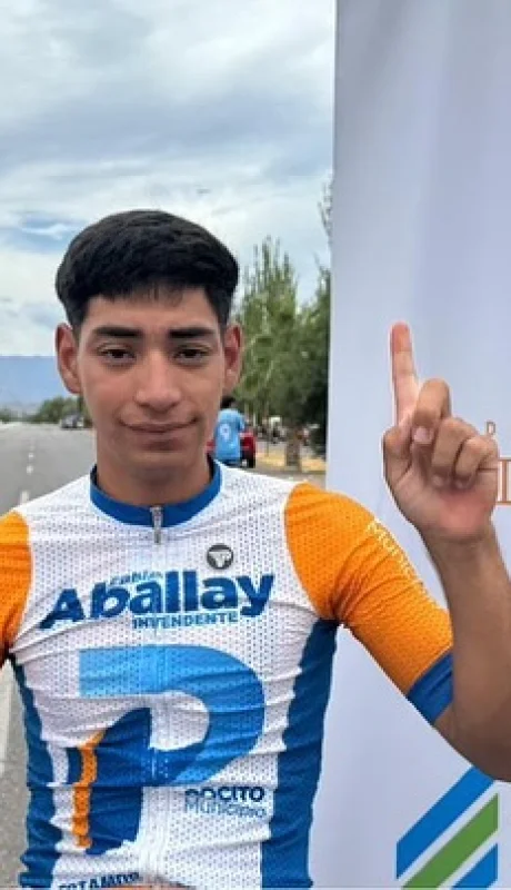 El pibe Díaz celebra en la Paso