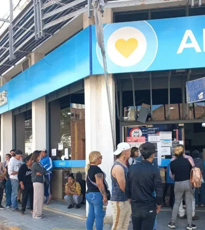 Colas para tramitar la jubilación   /