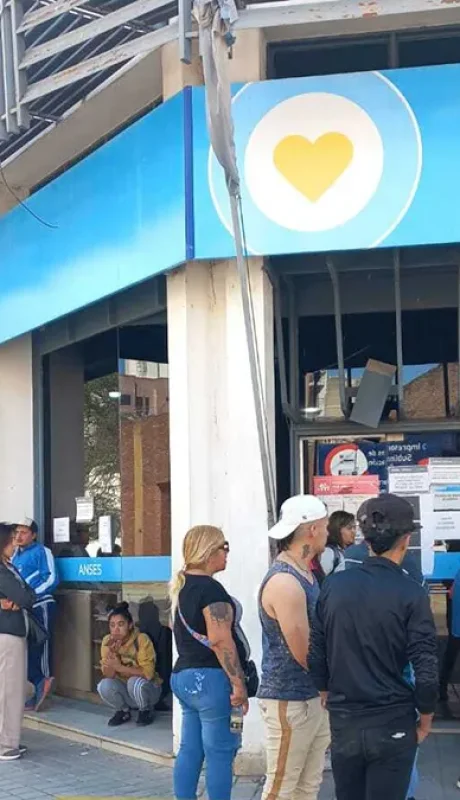 Colas para tramitar la jubilación   /