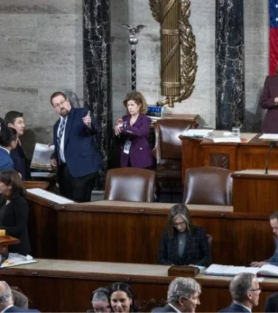 La propia vicepresidenta Kamala Harris tuvo que presidir la sesión para ratificar el triunfo de su contrincante.