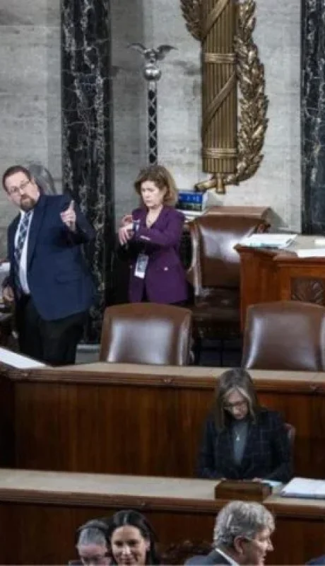 La propia vicepresidenta Kamala Harris tuvo que presidir la sesión para ratificar el triunfo de su contrincante.