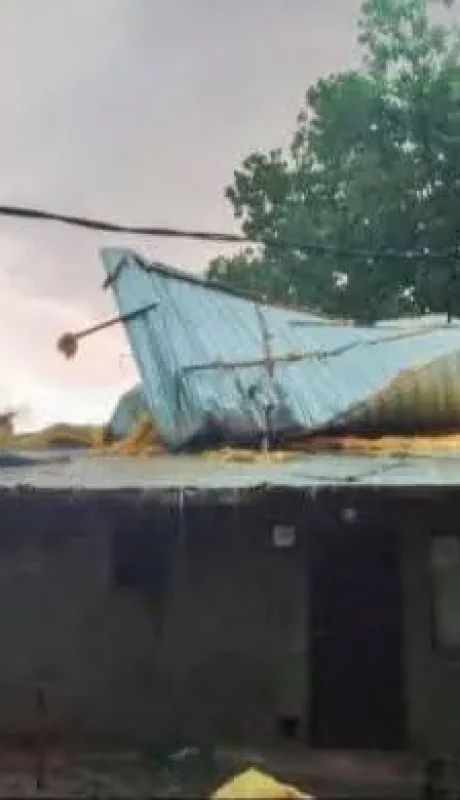 En La Paz volaron los techos de algunas casas./