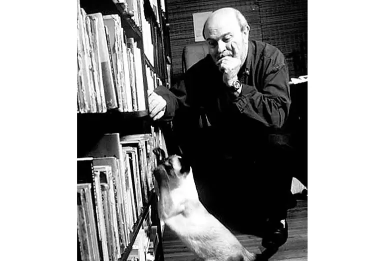 Osvaldo Soriano con uno de sus gatos