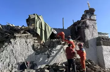 China: 106 muertos y 174 heridos por un terremoto de magnitud 6,8
