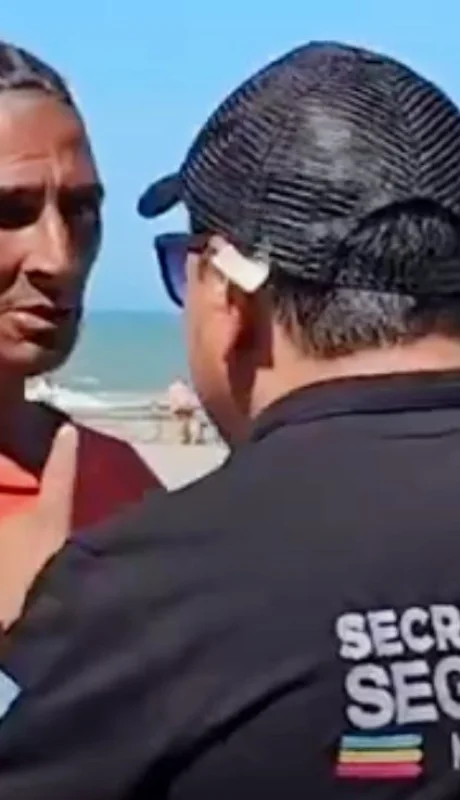 Playa Bristol. El lugar donde el 'trapito' cobra por "cuidar".