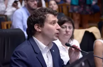 Piden la renuncia de Adorni por "aprovechamiento inaceptable de su función"