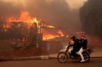 Estrellas de Hollywood, acorraladas por un voraz incendio