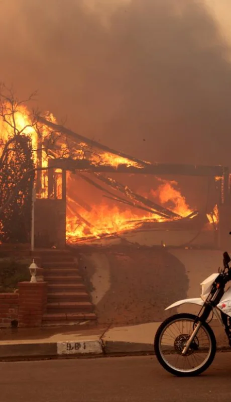 Las llamas consumen una de las zonas más ostentosas de la ciudad californiana.