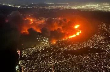Fotos y videos del impactante incendio en que obligó a evacuar a 30.000 personas