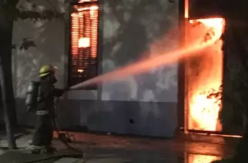 Preocupación de los vecinos tras un incendio en una colchonería de Godoy Cruz