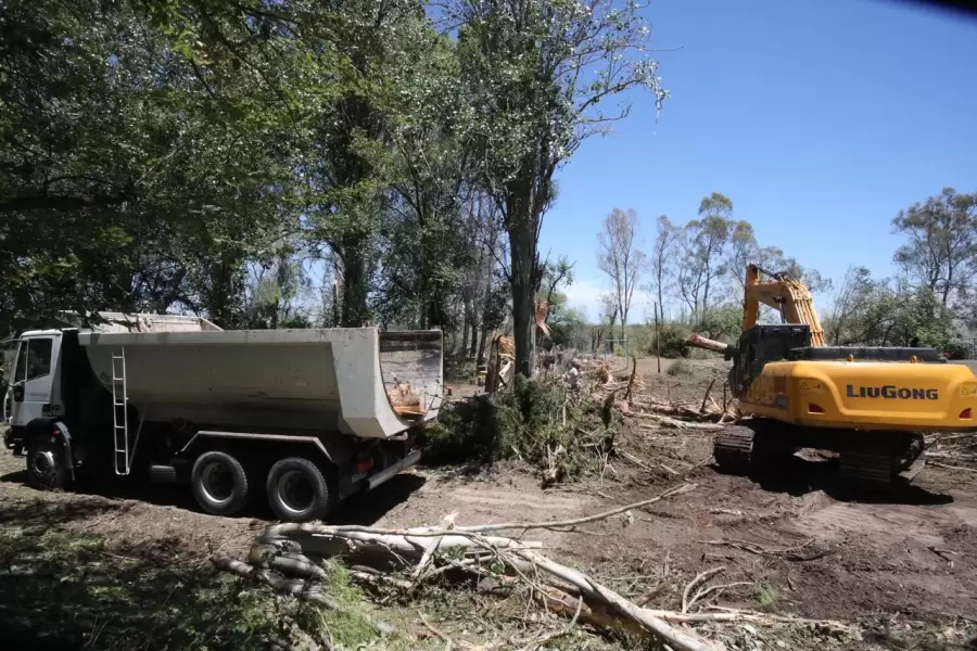 Irrigación trabaja para evitar desbordes tras la tormenta en el Sur.