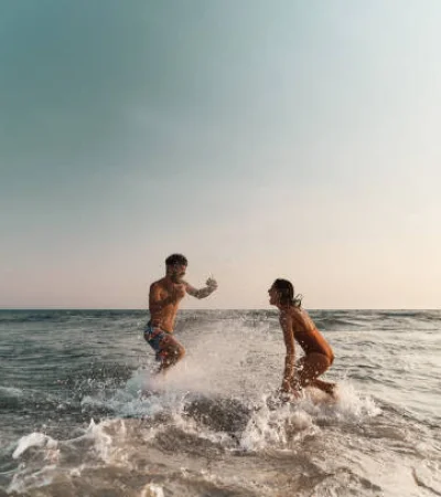 Personas disfrutando de la playa.
